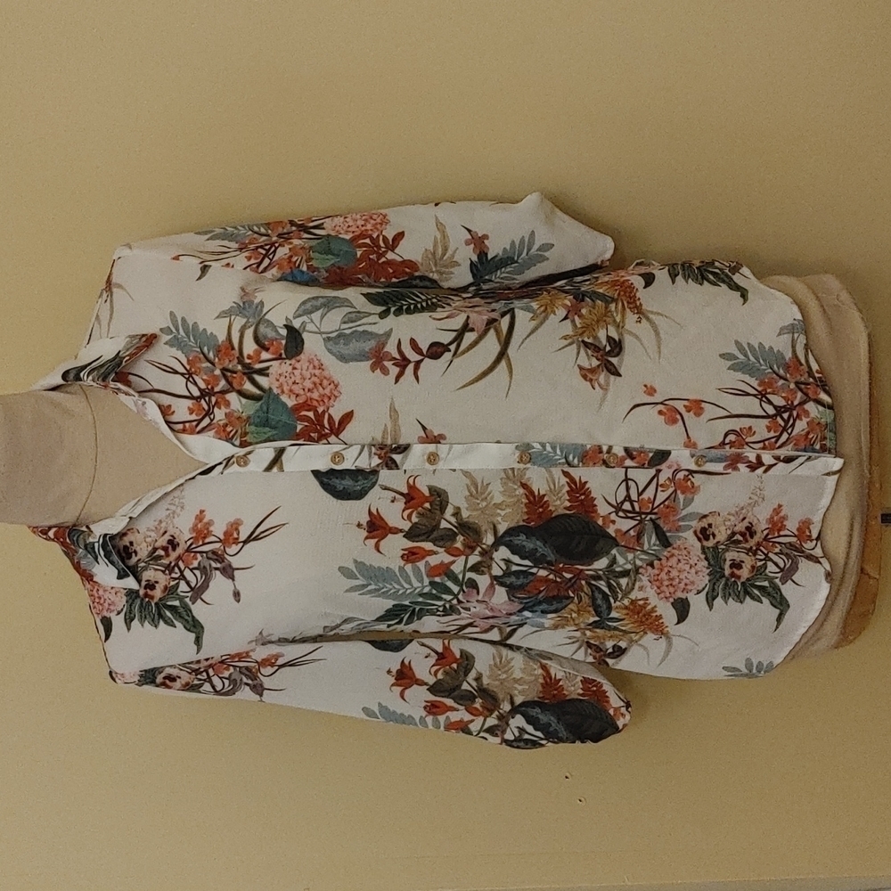 Marie Claire Boutique women's Floral‎ print Button down shirt size Small
